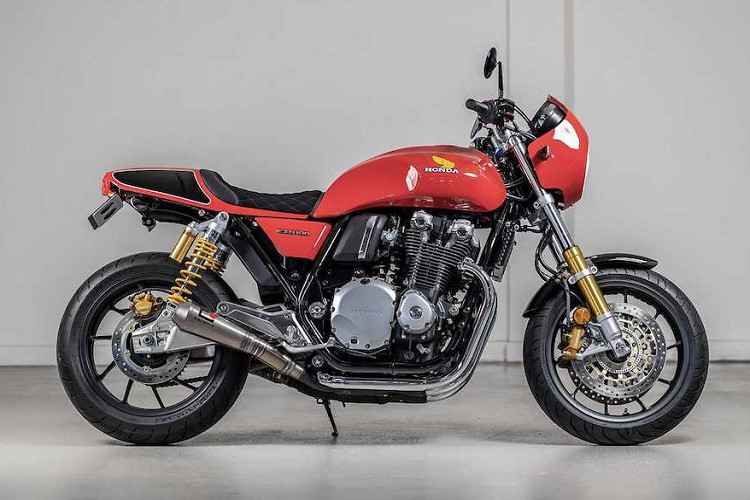 Honda CB1100 RS đặc biệt vẫn được trang bị động cơ 4 xi-lanh thẳng hàng 1.140cc với hộp số 6 cấp như các phiên bản CB1100 khác, nhưng có thêm hệ thống ly hợp trượt chống khóa bánh khi dồn số gấp. Honda còn cải tiến cổ hút trên phiên bản này để trở nên thoáng hơn, đồng thời trang bị pô ngắn hơn 70 mm và cổ pô nhẹ hơn có dạng 4-2-2.