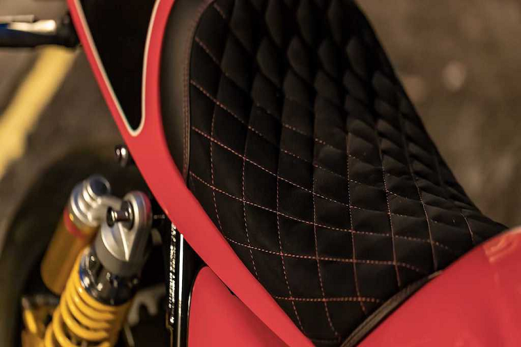 Để chiếc xe có được vẻ ngoài như vừa bước ra từ đường đua, 5Four đã trang bị cho CB1100 RS một bộ quây gió bao quanh đèn pha, kèm theo phần đuôi với yên solo, bỏ dè sau và yên bọc da/alcantara chần chỉ vân con thoi tinh tế.