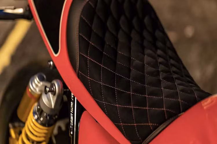 Để chiếc xe có được vẻ ngoài như vừa bước ra từ đường đua, 5Four đã trang bị cho CB1100 RS một bộ quây gió bao quanh đèn pha, kèm theo phần đuôi với yên solo, bỏ dè sau và yên bọc da/alcantara chần chỉ vân con thoi tinh tế.