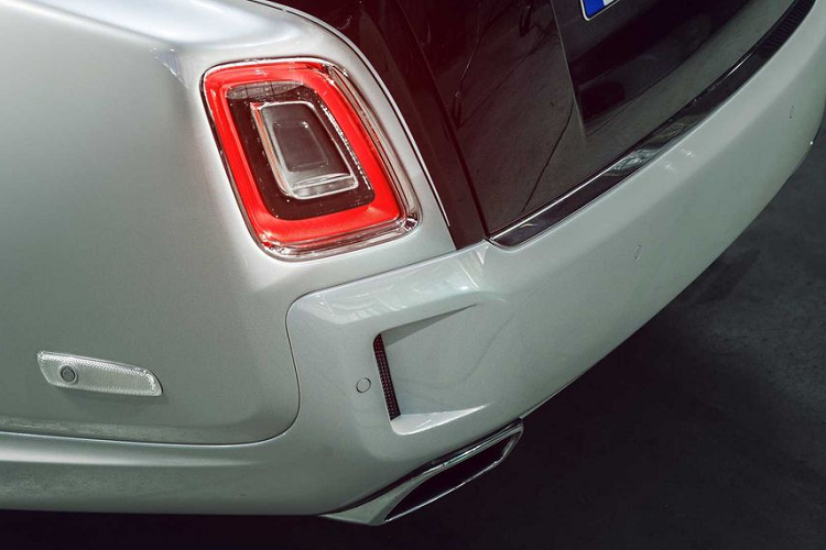 Như đề cập trong tiêu đề, chiếc Phantom dưới bàn tay của SPOFEC thực sự nổi bật với bộ mâm to bản 24 inch của Vossen, đặt vừa vặn với tổng thể chiếc xe.