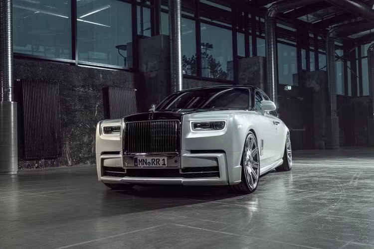 Về tổng thể, những nâng cấp từ SPOFEC khá tinh tế, vẫn giữ nguyên vẻ đẹp thanh lịch nổi tiếng của hãng xe sang Rolls-Royce. Ở phía trước, nhà độ trang bị cho Phantom một bộ cản mới, tăng hiệu năng nén thân xe ở dải tốc độ cao đồng thời làm mới thiết kế.