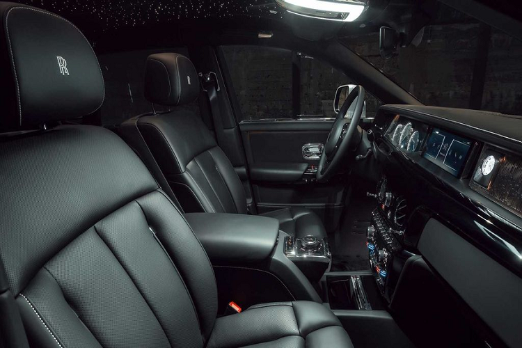 Với 9 cặp nan kép và huy hiệu RR truyền thống đặt chính giữa, mâm xe cực kì thu hút ánh nhìn của mọi người. Chưa hết, bộ mâm này còn xuất hiện với 72 tùy chọn màu sắc bóng hoặc nhám. Ngoài ra, một hệ thống treo khí nén được trang bị với khả năng hạ gầm chiếc sedan hạng sang này xuống tới 40 mm.