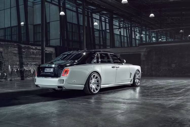 Bản độ Rolls-Royce Phantom giờ đây có thể tăng tốc từ 0 lên 100 km/h chỉ trong 5 giây và 5,1 giây với phiên bản trục cơ sở dài EWB, trước khi đạt tốc độ tốc đa (sau giới hạn điện tử) 250 km/h. Rolls-Royce Phantom dưới bàn tay của SPOFEC là một kiệt tác của sự tinh tế, giống như những lớp dát vàng trên một chiếc bánh đắt tiền.