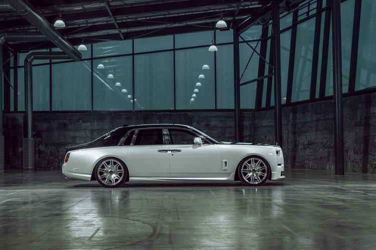 Sang góc nhìn bên, Phantom được bổ sung một đường gân góc cạnh, đồng thời “đóng khung” tấm huy hiệu. Cuối cùng là một mặt sau với nét tinh chỉnh nhẹ nhàng ở bộ cản từ SPOFEC, tạo một chút gân guốc cho xe.