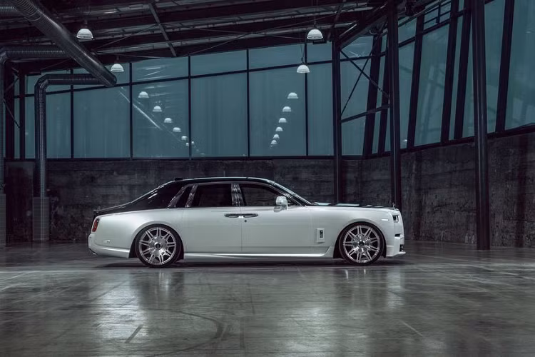 Sang góc nhìn bên, Phantom được bổ sung một đường gân góc cạnh, đồng thời “đóng khung” tấm huy hiệu. Cuối cùng là một mặt sau với nét tinh chỉnh nhẹ nhàng ở bộ cản từ SPOFEC, tạo một chút gân guốc cho xe.