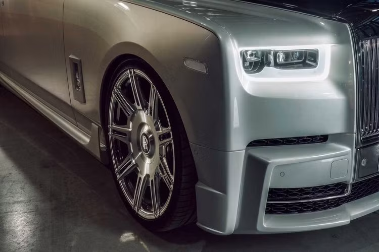 Về động cơ, dưới nắp capo của Phantom vẫn là khối động cơ V12 6.75 lít tuy nhiên sức mạnh đã được tăng cường 114 mã lực và 110 Nm từ SPOFEC. Tổng cộng, phiên bản này có khả năng sản sinh công suất cực đại 685 mã lực và mô-men xoắn 1010 Nm, kết hợp với hộp số tự động 8 cấp nguyên bản.