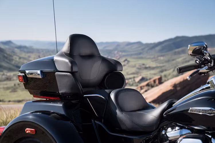 Tại Mỹ, mức giá bán Harley-Davidson Tri Glide CVO lên tới 48.999 USD (tương đương 1,137 tỷ đồng). Với con số này, khách hàng có thể mua được hàng loạt các dòng xe hơi hạng sang thuộc phân khúc hạng D trên thị trường hiện nay như Audi A5 hay Genesis G70...