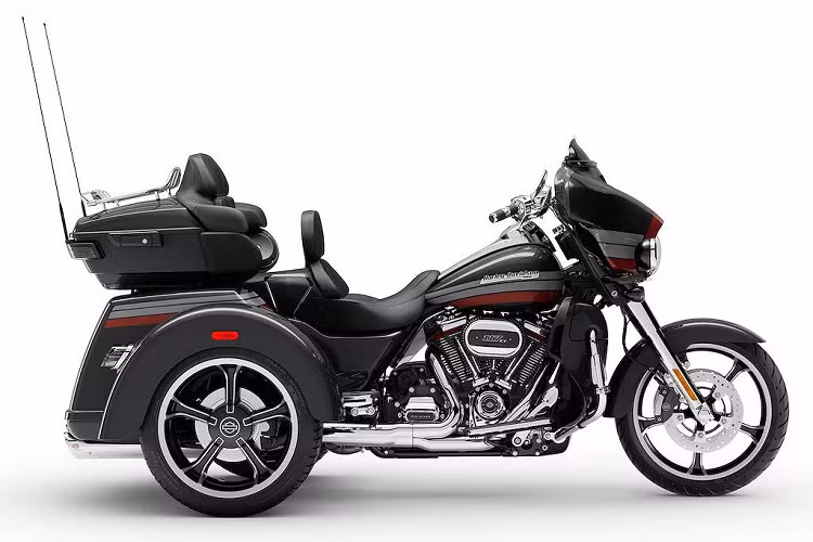 Về ngoại hình, điểm khác biệt của CVO Tri Glide so với Tri Glide Ultra đó là sự xuất hiện của bộ mâm 5 cây Tomahawk, cùng với sơn kẻ chỉ đặc biệt. Để ý kỹ hơn, những fan của Harley-Davidson có thể nhận ra hàng loạt trang bị cao cấp hơn của chiếc xe như giá chằng hàng trên tùng sau Tour-Pak, kính gió ngắn, hệ thống đèn chiếu sáng/tín hiệu full LED...