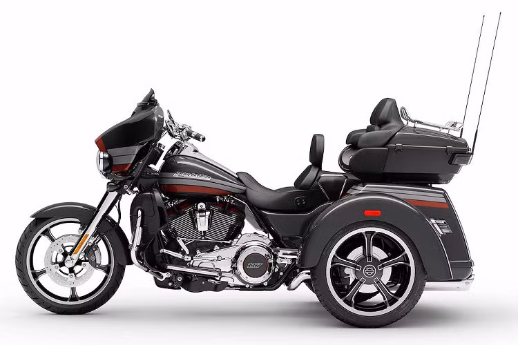 Ngoài ra, gói hệ thống an toàn này cũng đã bao gồm cả hệ thống kiểm soát giữ xe Vehicle Hold Control, giúp chiếc 3 bánh này không trôi xuống khi ở trên dốc. Harley-Davidson còn tích hợp cả hệ thống kiểm soát áp suất lốp cho CVO Tri Glide.