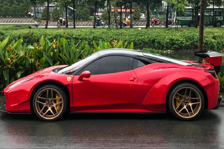 Ferrari 458 Italia được trang bị động cơ V8 sản sinh công suất 570 mã lực, mô men xoắn cực đại lên tới 540Nm, giúp xe có thể tăng tốc từ 0-100km/h chỉ trong vòng 3,4 giây. Tốc độ tối đa mà Ferrari 458 Italia có thể đạt được lên tới 325km/h.