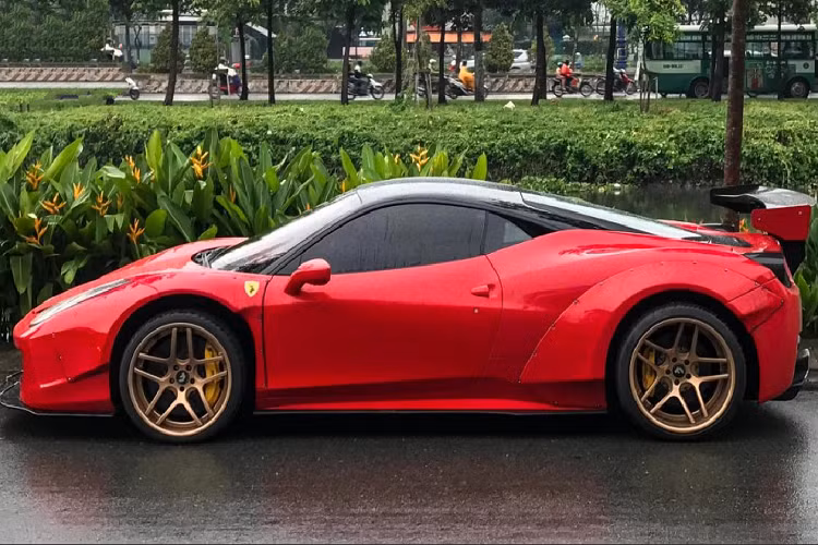 Ferrari 458 Italia được trang bị động cơ V8 sản sinh công suất 570 mã lực, mô men xoắn cực đại lên tới 540Nm, giúp xe có thể tăng tốc từ 0-100km/h chỉ trong vòng 3,4 giây. Tốc độ tối đa mà Ferrari 458 Italia có thể đạt được lên tới 325km/h.