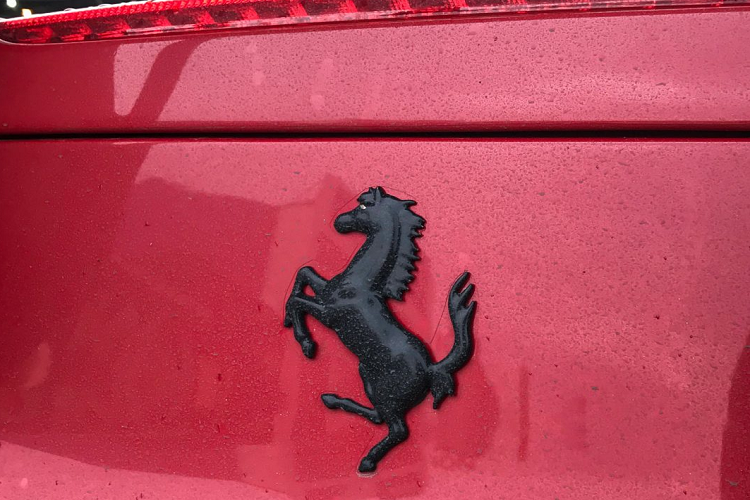 Không phải bất cứ ai cũng có thể “liều mình” lựa chọn bộ kit này cho chiếc xe bởi để lắp đặt bộ kit, những người thợ độ cần phải cắt bỏ đi một phần các hốc bánh xe để gắn vè. Tuy vậy, với bộ kit này, vẻ ngoài của chiếc xe sẽ trở nên “khá hầm hố”. 