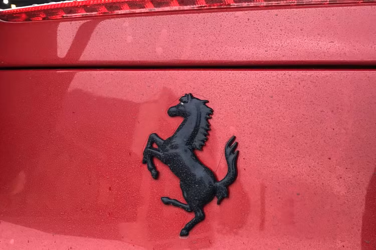 Không phải bất cứ ai cũng có thể “liều mình” lựa chọn bộ kit này cho chiếc xe bởi để lắp đặt bộ kit, những người thợ độ cần phải cắt bỏ đi một phần các hốc bánh xe để gắn vè. Tuy vậy, với bộ kit này, vẻ ngoài của chiếc xe sẽ trở nên “khá hầm hố”. 