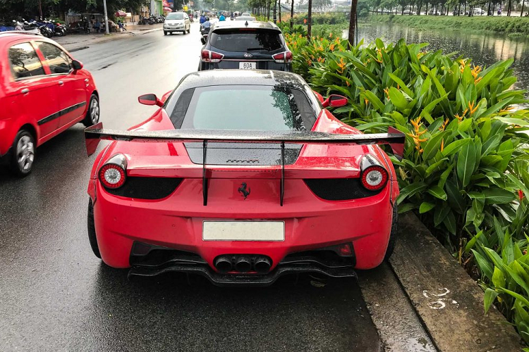 Chiếc Ferrari 458 Italia này được chủ nhân quyết định lắp đặt bộ kit Liberty Walk vào năm 2017, với chính độ ngũ chuyên nghiệp của hãng Liberty Walk sang tận nơi và lắp đặt, trong đó có cả CEO Kato Wataru của hãng. Chiếc xe được trang bị nhiều nâng cấp giá trị như hệ thống xả FI, phuộc Airrex, mâm độ Forgiato,…