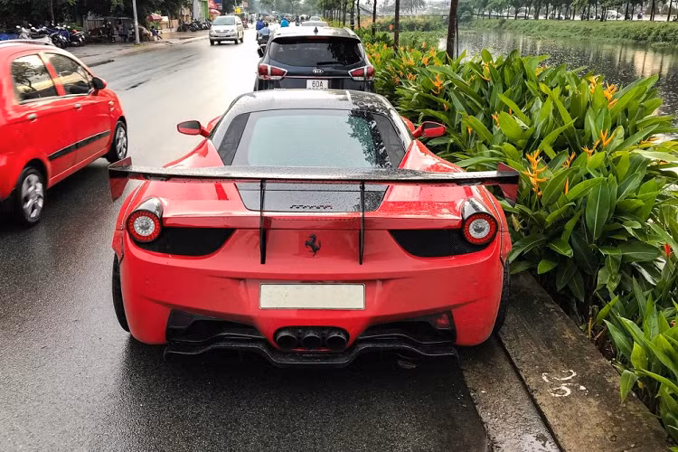 Chiếc Ferrari 458 Italia này được chủ nhân quyết định lắp đặt bộ kit Liberty Walk vào năm 2017, với chính độ ngũ chuyên nghiệp của hãng Liberty Walk sang tận nơi và lắp đặt, trong đó có cả CEO Kato Wataru của hãng. Chiếc xe được trang bị nhiều nâng cấp giá trị như hệ thống xả FI, phuộc Airrex, mâm độ Forgiato,…