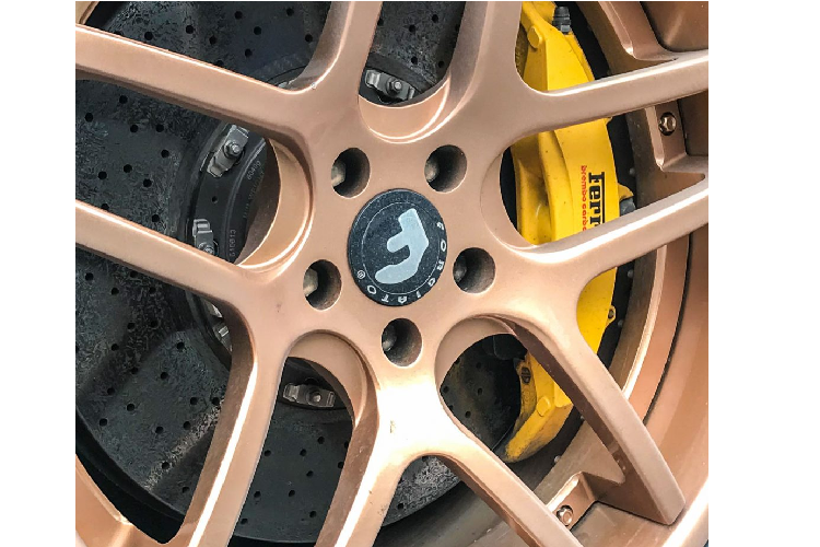 Những thay đổi không chỉ nằm ở ngoại thất. Trong nội thất, chiếc xe được chủ nhân lựa chọn tông màu đen-đỏ tương ứng với màu ngoại thất của chiếc xe. Nội thất của xe được bọc bằng chất liệu da Alcantara cao cấp thường được sử dụng trên các mẫu siêu xe nổi tiếng.