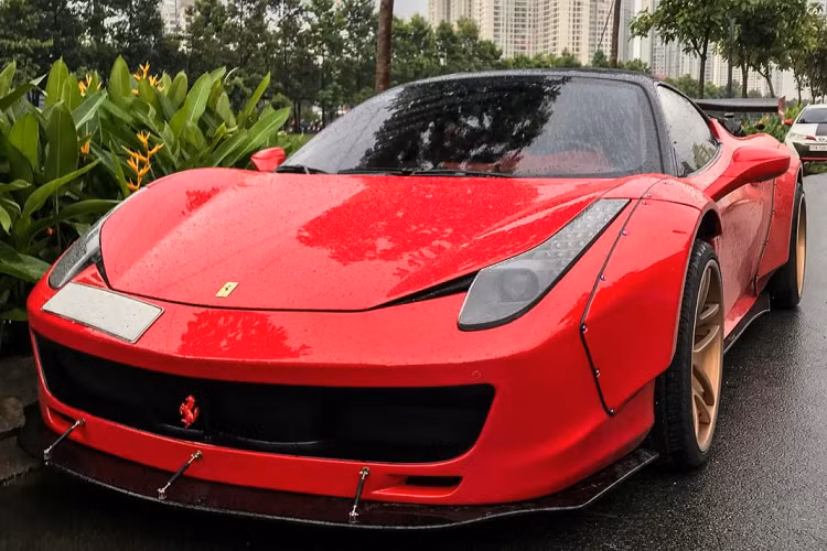 Với phần đông giới mê xe Việt Nam, chiếc Ferrari 458 Liberty Walk hàng độc này luôn là tâm điểm gây sự chú ý, bới nó quá đặc biệt. Đây cũng chính là chiếc xe tiên phong cho phong trào độ Liberty Walk tại Việt Nam.