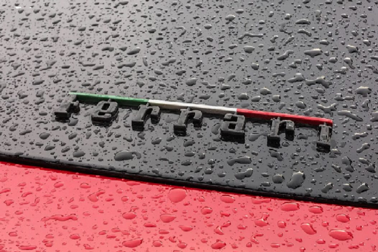 Mỗi lần xuất hiện, Ferrari 458 Liberty Walk luôn trở thành tâm điểm chú ý bởi vẻ ngoài hầm hố cùng màu sắc nổi bật. Đây cũng là một chiếc siêu xe xuất hiện khá nhiều trên đường phố, thậm chí chiếc xe đã tham gia hành trình siêu xe Carpassion 2018.