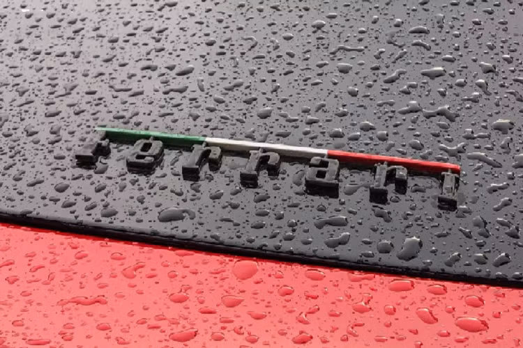 Mỗi lần xuất hiện, Ferrari 458 Liberty Walk luôn trở thành tâm điểm chú ý bởi vẻ ngoài hầm hố cùng màu sắc nổi bật. Đây cũng là một chiếc siêu xe xuất hiện khá nhiều trên đường phố, thậm chí chiếc xe đã tham gia hành trình siêu xe Carpassion 2018.