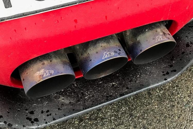 Từ khi được nâng cấp gói độ, chiếc Ferrari 458 độ Liberty Walk đã được khoác lên mình nhiều bộ decal khác nhau, đặc biệt là bộ decal xám Zero Fighter, màu xanh dương,…Tuy nhiên gần đây, chiếc xe đã được chủ nhân quyết định “sơn lại” thành màu đỏ truyền thống của thương hiệu Ferrari. Bộ mâm Forgiato cũng được sơn thành màu đồng.