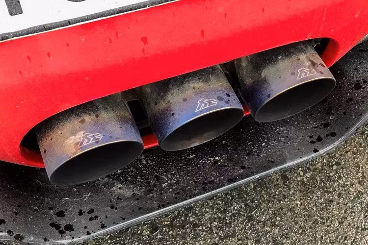 Từ khi được nâng cấp gói độ, chiếc Ferrari 458 độ Liberty Walk đã được khoác lên mình nhiều bộ decal khác nhau, đặc biệt là bộ decal xám Zero Fighter, màu xanh dương,…Tuy nhiên gần đây, chiếc xe đã được chủ nhân quyết định “sơn lại” thành màu đỏ truyền thống của thương hiệu Ferrari. Bộ mâm Forgiato cũng được sơn thành màu đồng.