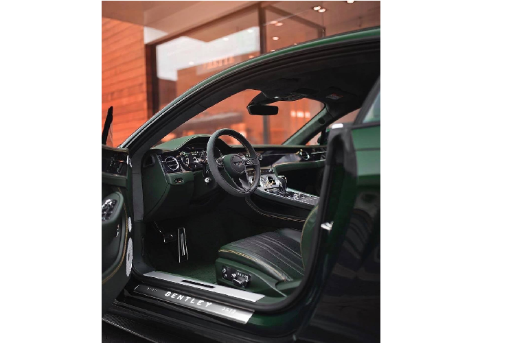 100 người đủ may mắn để ghi tên của họ trên phiên bản kỷ niệm này sẽ sở hữu một chiếc GT với màu xanh lá cây Viridian hoặc yêu cầu Mulliner sơn chiếc xe trong màu đen Beluga thanh lịch hơn. Chiếc xe sẽ đi kèm với mâm xe 21 inch phù hợp với thiết kế 10 chấu, cùng với gói nâng bằng sợi carbon và các điểm nhấn màu đen ở nơi bạn thường tìm thấy chi tiết mạ chrome.