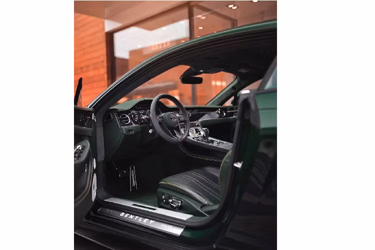 100 người đủ may mắn để ghi tên của họ trên phiên bản kỷ niệm này sẽ sở hữu một chiếc GT với màu xanh lá cây Viridian hoặc yêu cầu Mulliner sơn chiếc xe trong màu đen Beluga thanh lịch hơn. Chiếc xe sẽ đi kèm với mâm xe 21 inch phù hợp với thiết kế 10 chấu, cùng với gói nâng bằng sợi carbon và các điểm nhấn màu đen ở nơi bạn thường tìm thấy chi tiết mạ chrome.