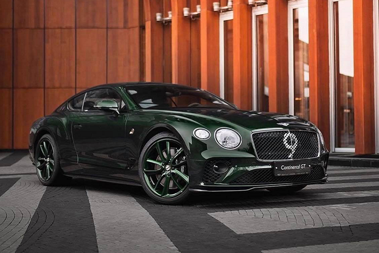 Sức mạnh này được truyền đến bánh xe thông qua hộp số ly hợp kép 8 cấp cho phép xe tăng tốc từ 0-100 km/h trong 3,7 giây, và đạt vận tốc tối đa 333 km/h. Giá xe Bentley Continental GT Number 9 mới hiện chưa được công bố chính thức đến người dùng.