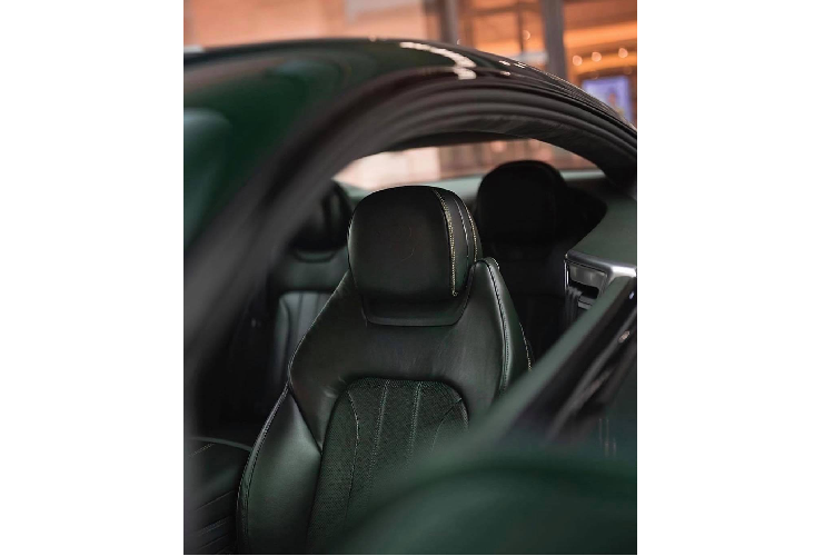 Về nội thất, Mulliner đem tới hai sự lựa chọn về màu da là xanh lá Cumbirian hoặc màu đen Beluga. Mô-típ logo chữ “B” được dàn trải khắp khoang nội thất giống với chiếc Bentley của những năm 30.