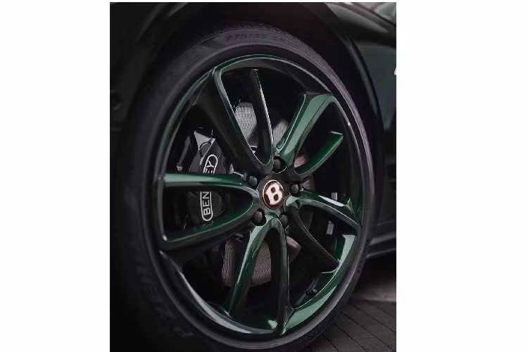 Chiếc Bentley Continental GT Number 9 mới này là một sản phẩm đặc biệt được tạo nên bởi bộ phận cá nhân hóa Mulliner và chỉ được sản xuất giới hạn đúng 100 chiếc trong năm nay. Số “9” trong tên xe được lấy cảm hứng từ chiếc xe đua sử dụng động cơ siêu nạp do Sir Hanry Ralph Stanley “Tim” Birkin sử dụng tại giải đua Le Mans 24 giờ năm 1930.