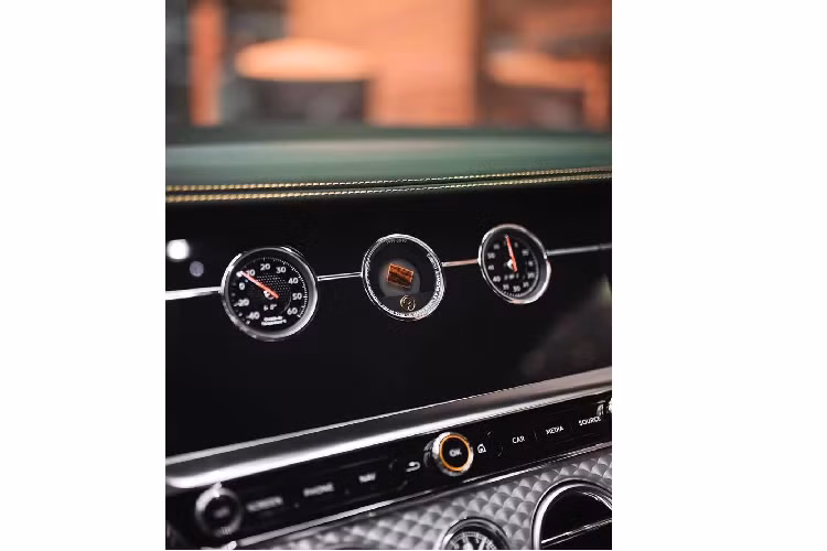 Nói về điều này, một vật phẩm của Bentley Blower trang trí màn hình xoay lạ mắt trên bảng điều khiển trung tâm, trong khi phần gỗ chèn ở giữa màn hình quay số quay số được lấy từ ghế ngồi xe đua Le Mans năm 1930. Ngoài ra, Mulliner đã bổ sung những chiếc Continental GT đặc biệt với logo “1 of 100”, cũng như các chi tiết mạ vàng 18K trên táp lô