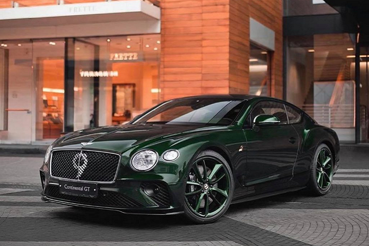 Tại triển lãm Geneva Motorshow 2019 diễn ra vào tháng 3 vừa qua, hãng xe Anh quốc đem đến chiếc xe siêu sang Bentley Continental GT thế hệ mới với màu sơn British Racing Green chủ đạo. Với những người có hứng thú tìm hiểu về lịch sử của thương hiệu, màu sắc British Racing Green thường xuyên được sử dụng trên những mẫu xe đua cổ đến từ thương hiệu Bentley nói riêng và những chiếc xe đua Anh Quốc nói chung.