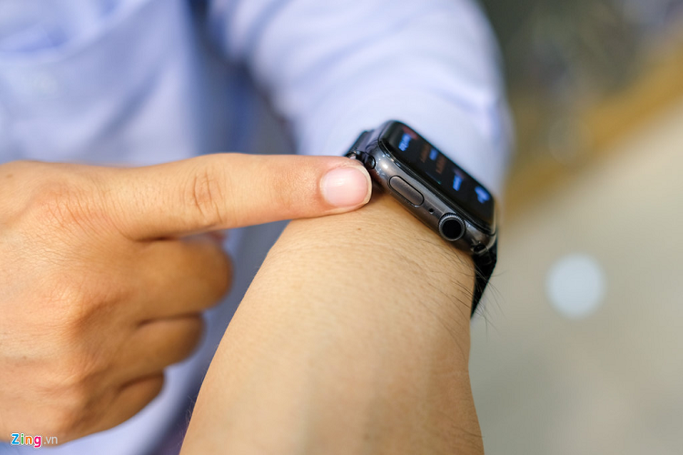 Nút điều khiển Digital Crown bên cạnh đồng hồ có khả năng điều chỉnh âm lượng, khóa màn hình, được tích hợp công nghệ cảm ứng lực 3D Touch nhận biết lực nhấn mà người dùng tác động.