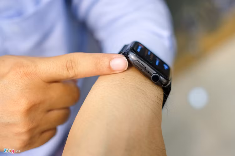 Nút điều khiển Digital Crown bên cạnh đồng hồ có khả năng điều chỉnh âm lượng, khóa màn hình, được tích hợp công nghệ cảm ứng lực 3D Touch nhận biết lực nhấn mà người dùng tác động.