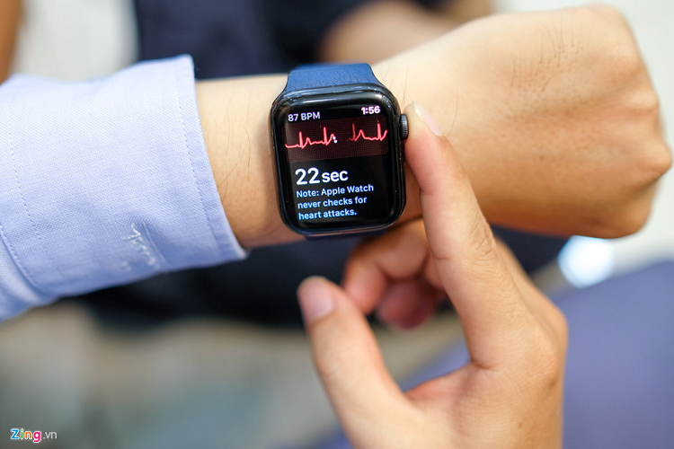 Người dùng có thể kích hoạt chức năng chụp điện tâm đồ (EKG) bằng cách chạm vào nút Digital Crown bên cạnh. 