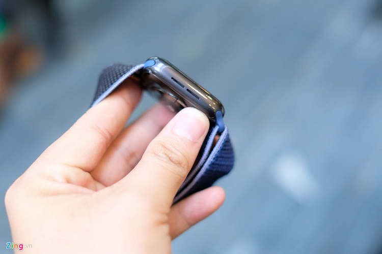 Cạnh trái của đồng hồ tích hợp hai loa ngoài. Hãng đã cải thiện mức âm lượng lớn hơn các dòng trước để biến smartwatch thành một chiếc bộ đàm đồng thời cung cấp người dùng khả năng giao tiếp với Siri.