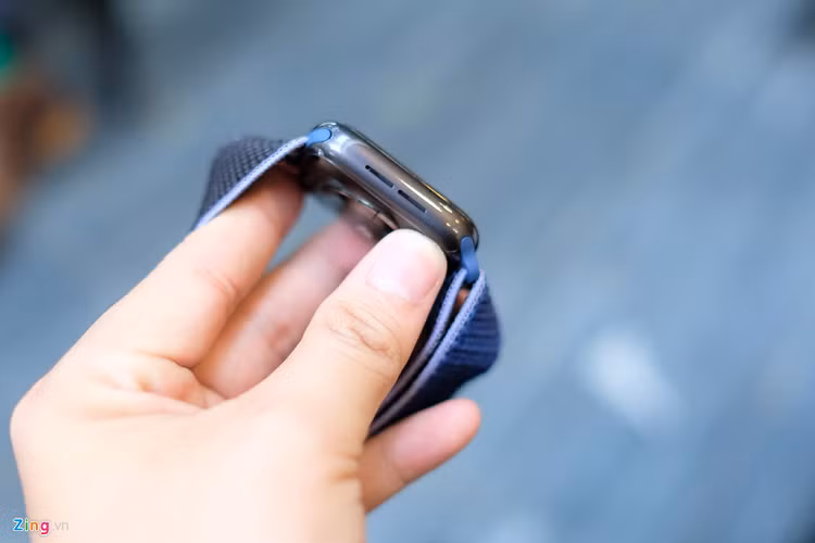 Cạnh trái của đồng hồ tích hợp hai loa ngoài. Hãng đã cải thiện mức âm lượng lớn hơn các dòng trước để biến smartwatch thành một chiếc bộ đàm đồng thời cung cấp người dùng khả năng giao tiếp với Siri.