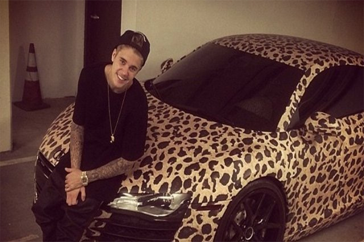 Justin Bieber – Audi R8 (250.000 USD): Bên cạnh chiếc Audi được trang trí theo màu da báo này, nam ngôi sao nhạc pop còn sở hữu chiếc Cadillac CTS-V Coupe giá 100.000 USD. Ảnh: Auto Evolution.