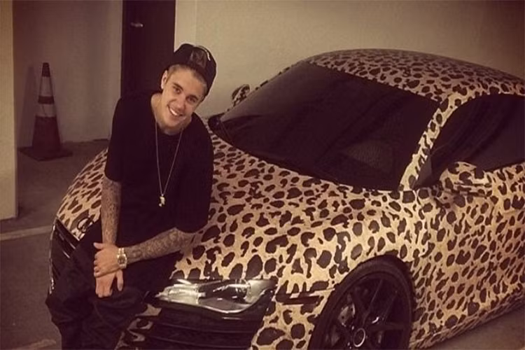 Justin Bieber – Audi R8 (250.000 USD): Bên cạnh chiếc Audi được trang trí theo màu da báo này, nam ngôi sao nhạc pop còn sở hữu chiếc Cadillac CTS-V Coupe giá 100.000 USD. Ảnh: Auto Evolution.