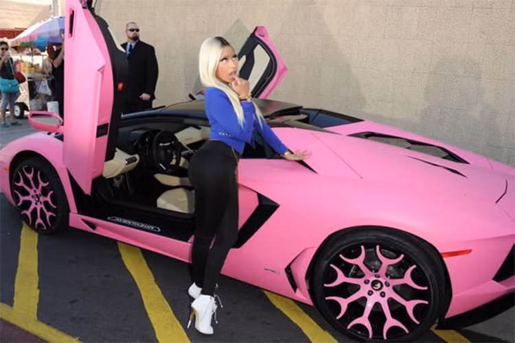 Nicki Minaj – Pink Lamborghini Aventador (400.000 USD): Chiếc Lamborghini màu hồng này rất phù hợp với cá tính của nữ ngôi sao nhạc hiphop. Nó có thể đạt vận tốc tối đa hơn 349 km/h. Ảnh: Yahoo.