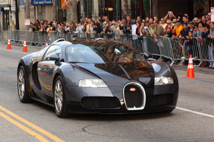 Tom Cruise – Bugatti Veyron EB 16 (1,7 triệu USD): Nam tài tử nổi tiếng với niềm đam mê phân khối lớn, sở hữu bộ sưu tập xe máy, xe hơi đồ sộ. Siêu xe thể thao của Pháp này có thể đạt vận tốc tối đa khoảng 430 km/h. Ảnh: Getty.