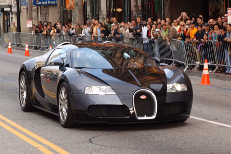 Tom Cruise – Bugatti Veyron EB 16 (1,7 triệu USD): Nam tài tử nổi tiếng với niềm đam mê phân khối lớn, sở hữu bộ sưu tập xe máy, xe hơi đồ sộ. Siêu xe thể thao của Pháp này có thể đạt vận tốc tối đa khoảng 430 km/h. Ảnh: Getty.