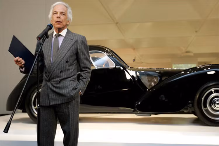 Ralph Lauren - Bugatti Type 57SC Atlantic (20 - 40 triệu USD): Tỷ phú thời trang Ralph Lauren được cho là người sở hữu siêu xe đắt nhất hành tinh. Giá chiếc Bugatti ra đời năm 1938 này có thể lên đến 40 triệu USD, và chỉ có 4 chiếc như vậy trên thế giới. Ngoài ra, ông còn sở hữu Bentley Blower cổ điển giá 5 triệu USD. Ảnh: Houston Chronicle.
