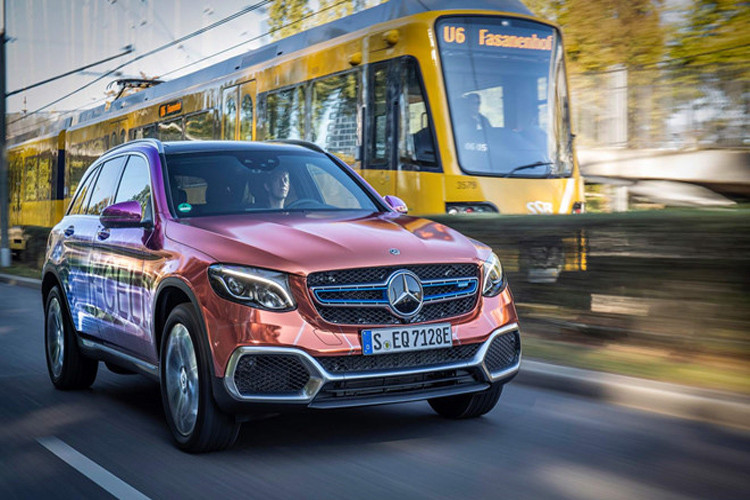 Xe điện Mercedes-Benz GLC F-Cell được xây dựng dựa trên mẫu SUV hạng sang cỡ nhỏ ăn khách GLC, chạy bằng tế bào nhiên liệu hydro tích hợp công nghệ plugin hybrid, đồng thời cũng là chiếc xe đầu tiên trên thế giới sử dụng hệ thống năng lượng này. Xe không gây ô nhiễm môi trường nhờ cắt giảm hoàn toàn lượng khí thải CO2.