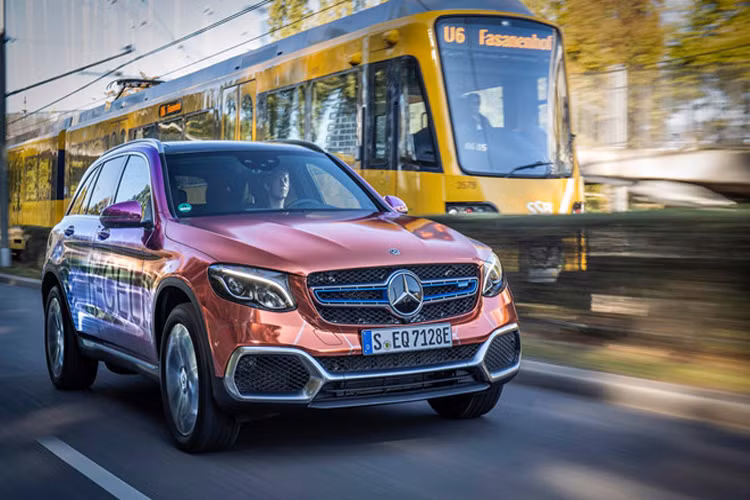 Xe điện Mercedes-Benz GLC F-Cell được xây dựng dựa trên mẫu SUV hạng sang cỡ nhỏ ăn khách GLC, chạy bằng tế bào nhiên liệu hydro tích hợp công nghệ plugin hybrid, đồng thời cũng là chiếc xe đầu tiên trên thế giới sử dụng hệ thống năng lượng này. Xe không gây ô nhiễm môi trường nhờ cắt giảm hoàn toàn lượng khí thải CO2.