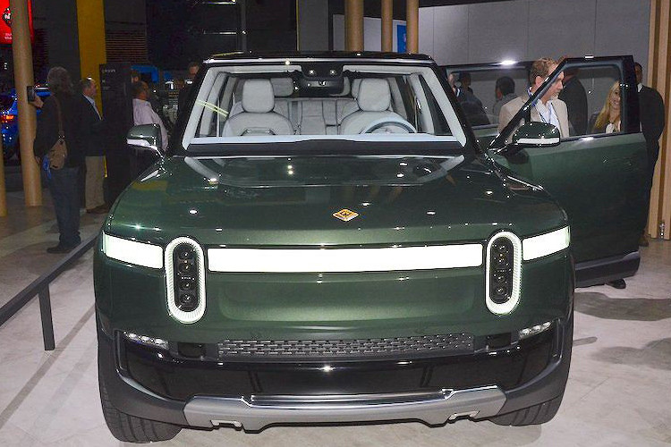 Rivian R1 ra mắt với 2 phiên bản chạy điện là SUV R1S và bán tải R1T. Để thực hiện tham vọng tạo ra những chiếc xe điện, vào năm 2017 Rivian đã mua lại nhà máy cũ của Mitsubishi tại Illinois và tuyên bố sẽ sản xuất một cặp đôi bán tải - SUV dựa trên cùng 1 nền tảng. Với cặp đôi R1, Rivian đã ứng dụng các thành tựu công nghệ hiện đại để tạo ra những chiếc xe điện dân dụng thân thiện, ưu việt.