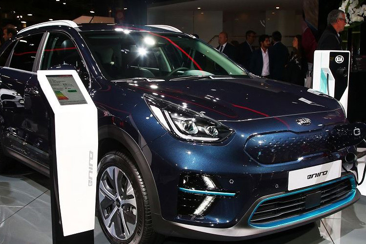 Xe điện Kia e-Niro đi được 615km sau mỗi lần sạc. Kia e-Niro là sự kết hợp kiểu dáng hiện đại của một chiếc crossover SUV nhỏ gọn được tích hợp trong hiệu suất cao của hệ thống truyền động pin-điện tiên tiến mà theo Kia tiết lộ hệ thống pin này không thua kém bất kỳ nhà sản xuất ô tô nào đang cạnh tranh trong lĩnh vực xe điện.