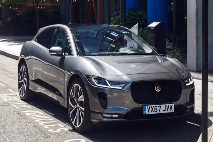 Jaguar I-Pace là một trong những mẫu xe ôtô điện dân dụng gây ấn tượng khi vượt quãng đường 360 km chỉ với một lần sạc điện. I-Pace là mẫu xe chạy hoàn toàn bằng điện đầu tiên của Jaguar. Chiếc crossover này được trang bị 2 động cơ điện nằm độc lập trên trục trước và sau cho tổng công suất 394 mã lực và mô-men xoắn cực đại 696 Nm. Xe sở hữu hệ thống pin lithium-ion 90 kWh cho quãng đường hoạt động lên đến 470 km và khả năng tăng tốc 0-100 km/h trong 4,5 giây.