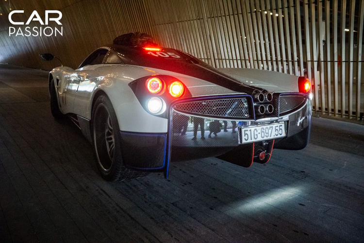 Siêu xe Pagani Huayra sở hữu động cơ V12 tăng áp kép, dung tích 6.0 lít. Động cơ này sản sinh 720 mã lực và 1.000 Nm mô-men xoắn, sức mạnh của động cơ được truyền đến bánh sau thông qua hộp số tuần tự 7 cấp.