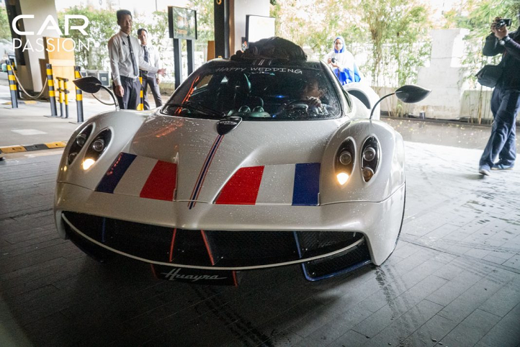 Với Lamborghini Urus, chiếc xe hiện đang được thực hiện gói độ Mansory Venatus, trong khi đó chiếc Mercedes-Benz G63 Edition 1 được thay đổi nhẹ decal bên ngoài.